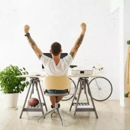 Consejos para mantener una buena postura mientras trabajas 5 Consejos de buena postura en el trabajo. FIV DONO